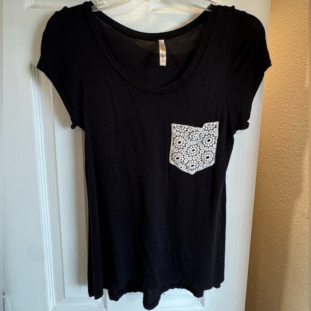 4/$15 Ocasion Black Scoop Neck Top with Lace Pocket